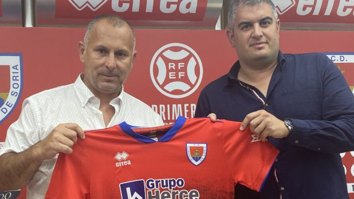 Javi Moreno en su presentación como entrenador del Numancia junto con el director deportivo Álex Huerta.