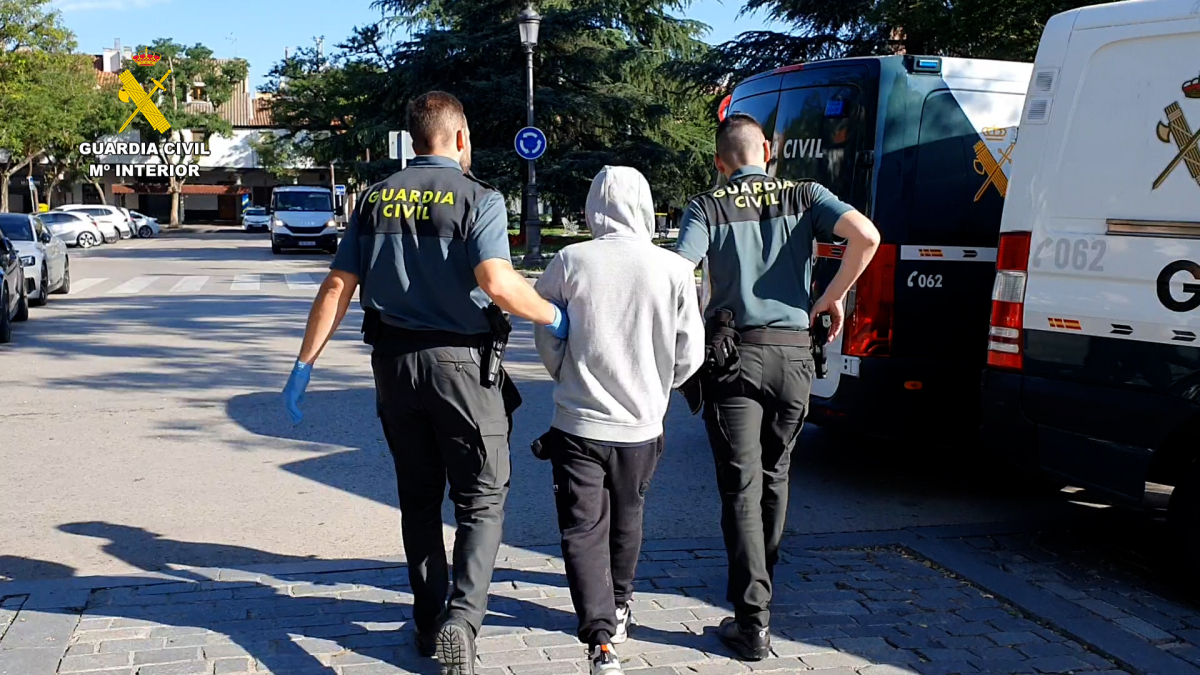 Uno de los detenidos en Toledo en la operación policial.
