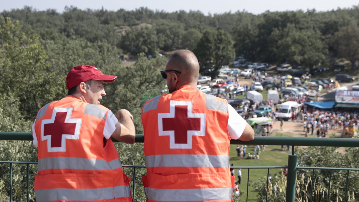 Dos miembros de Cruz Roja en Valonsadero