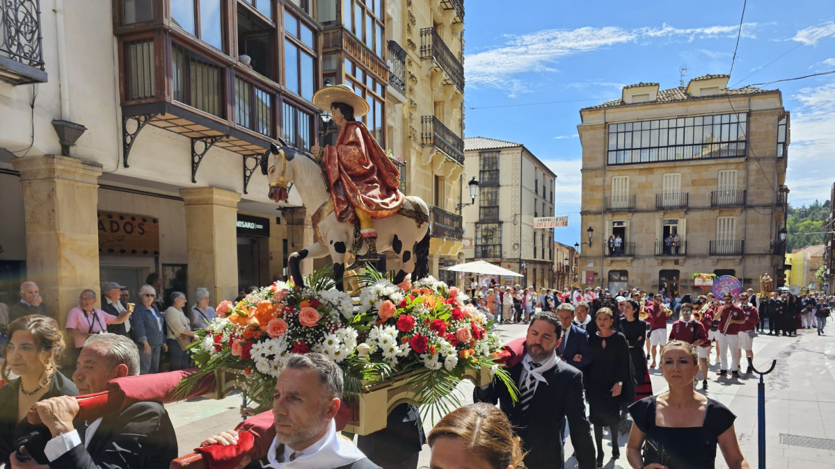 Cuadrilla de Santo Tomé en la procesión.
