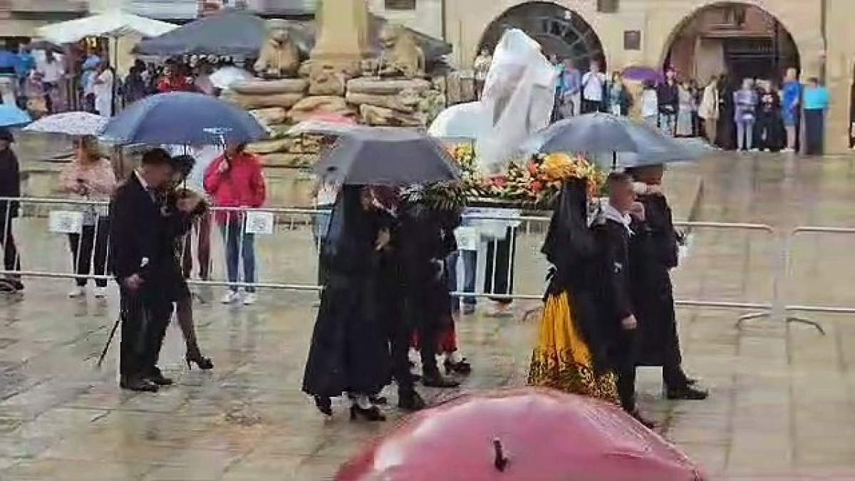 Primero lluvia intermitente, con mayor o menor intensidad, y luego un tremendo aguacero como no se recuerda en la procesión de la Virgen de la Blanca.