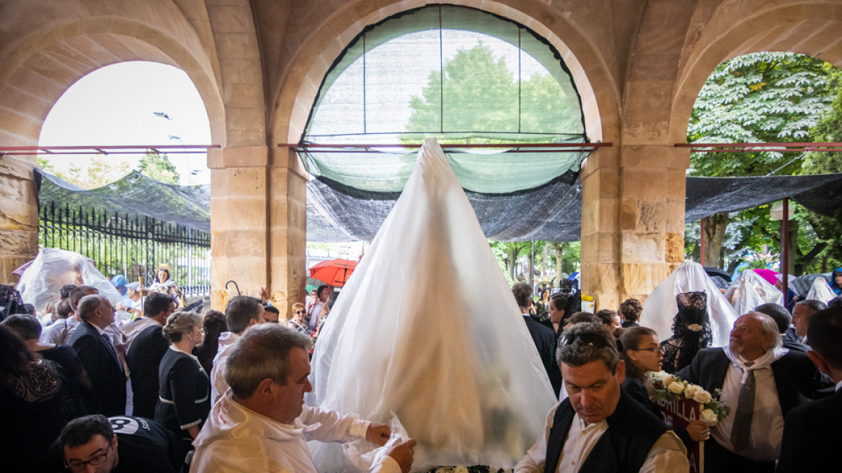 Preparando a los santos antes de marchar hacia la plaza Mayor de Soria.