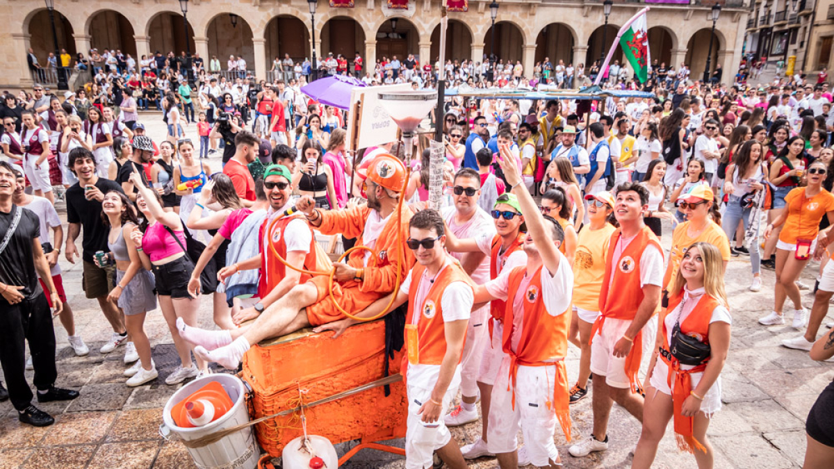 Buen ambiente, merienda y bebida para bajar a las Bailas a la altura de la plaza Mayor.