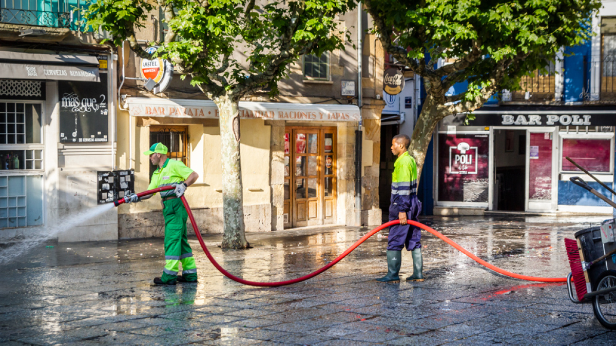 Los servicios municipales de limpieza en plena faena.