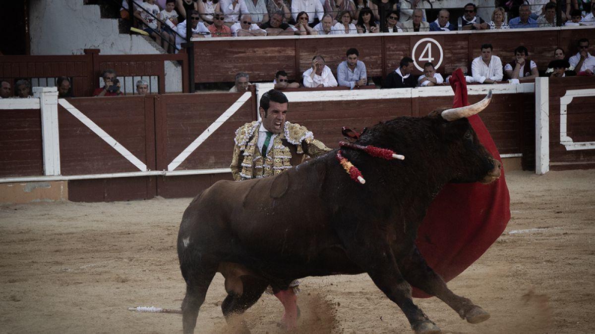 Emilio de Justo toreando en la plaza de toros de Soria el Domingo de Calderas de 2023.