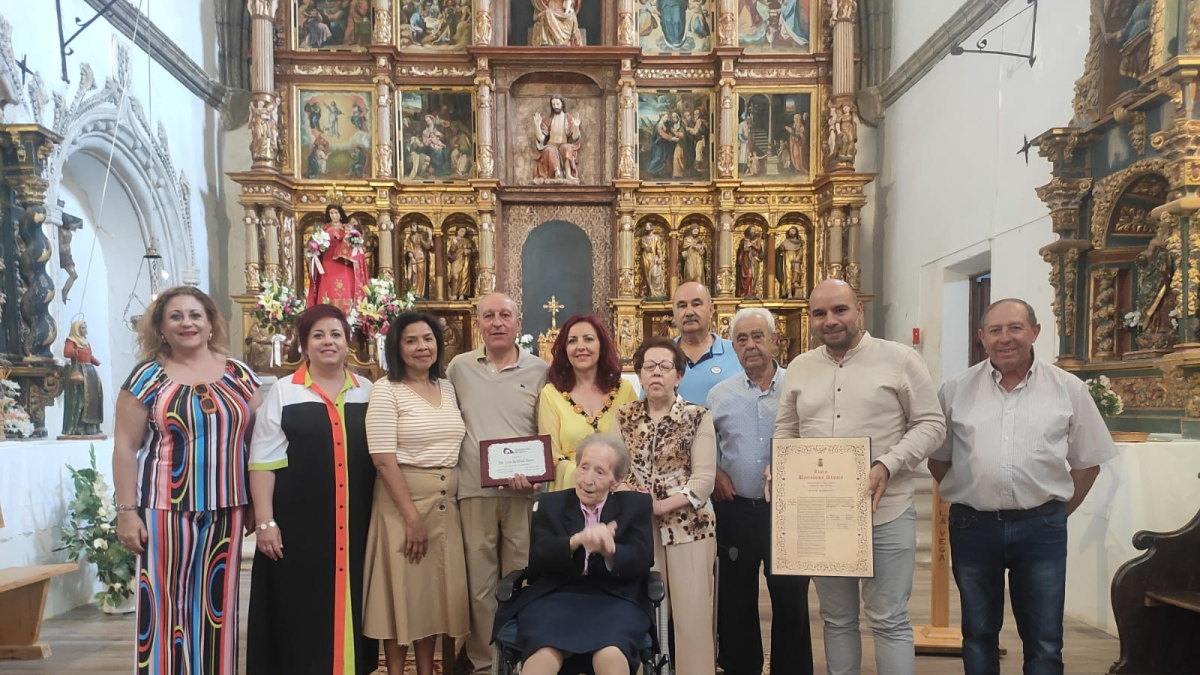 Lucía Bartolomé, acompañada de familiares y autoridades en la iglesia de su pueblo.