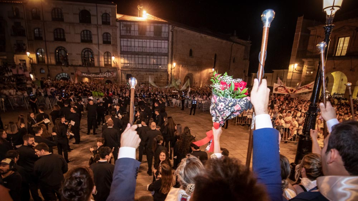 Un momento del pasado Pregón en la plaza Mayor. GONZALO MONTESEGURO