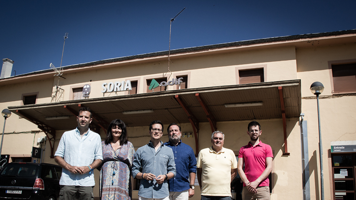 Los candidatos del PP en la estación de El Cañuelo.