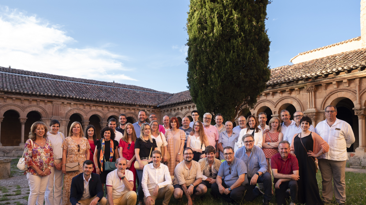 Los asistentes al encuentro de cofradías visitando la Concatedral de San Pedro.