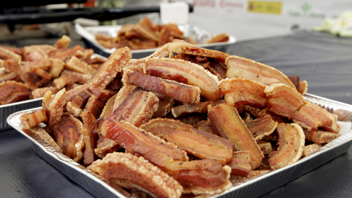 Plato de torreznos en una degustación popular.