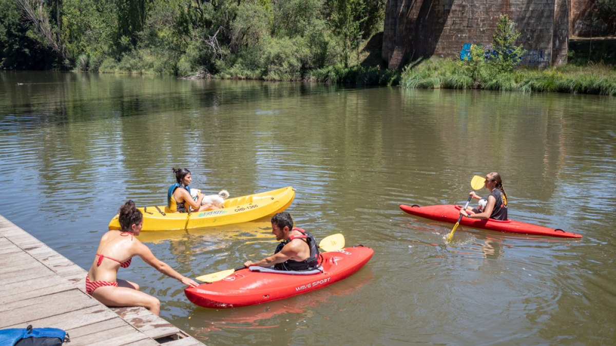 Los sorianos combaten el calor con helados, en el río o en las fuentes de la ciudad.