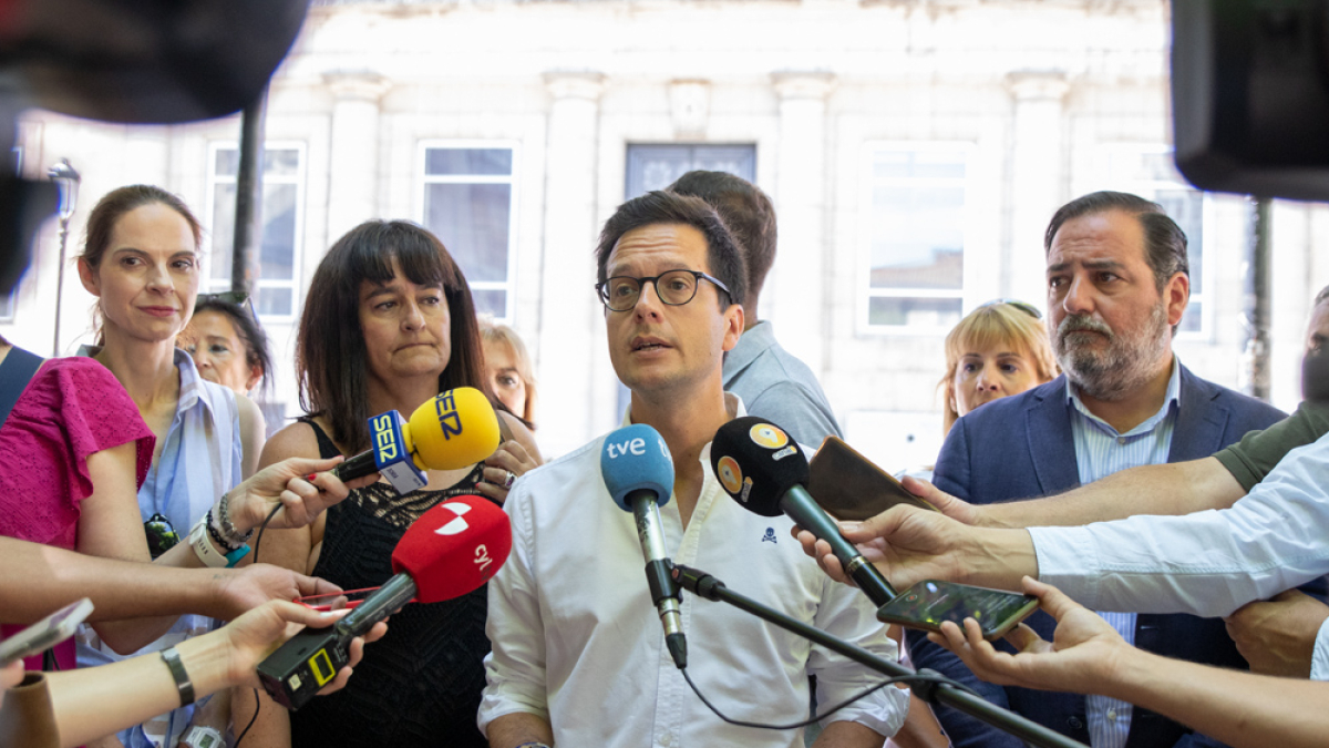 La candidatura del PP delante del edificio del Banco de España de Soria. GONZALO MONTESEGURO