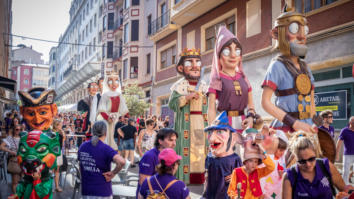 Los cabezudos por las calles de Soria.