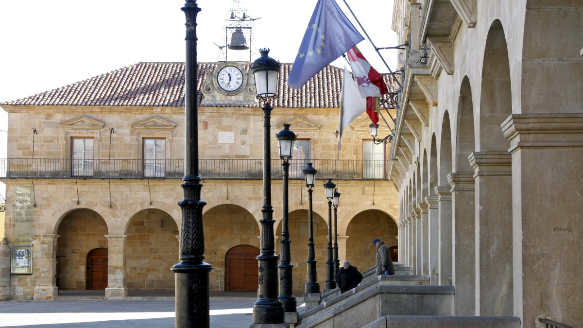 A la derecha, arcos del Ayuntamiento de Soria.