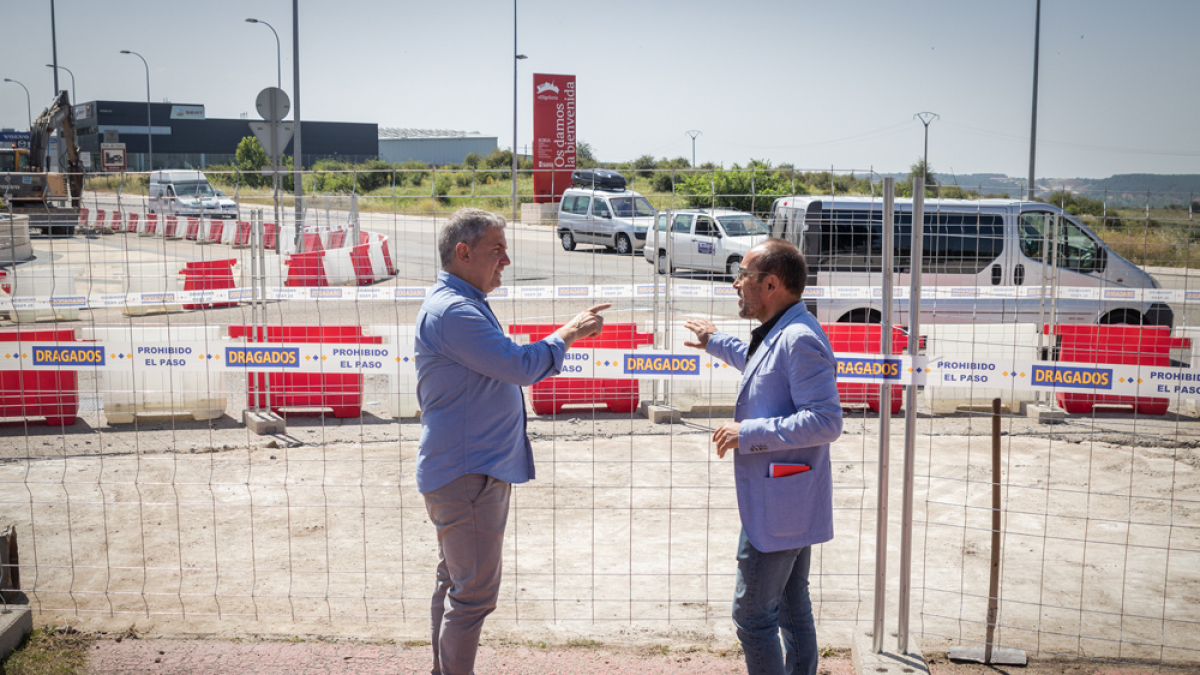 Javier Antón y Luis Rey en las obras de las travesías de la ciudad. GONZALO MONTESEGURO