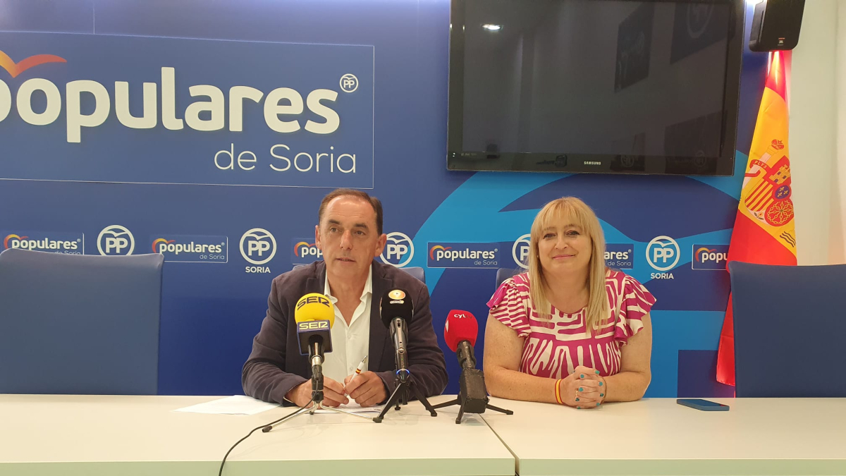 Benito Serrano tras conocerse la sentencia del TSJ, junto a María José Jiménez.