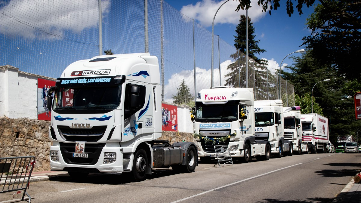 Camiones aparcados junto al alto de la Dehesa para la celebración de San Cristóbal en Soria, trasladada a este sábado.