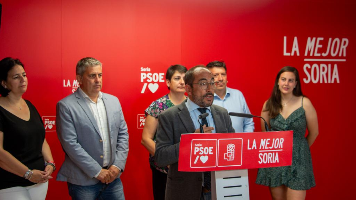 Rey, junto al resto de miembros de la candidatura, en la sede del PSOE.