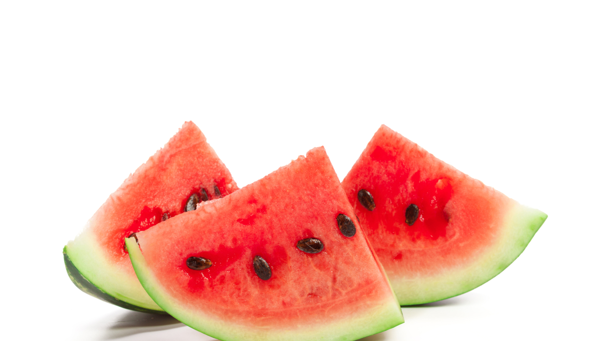 Tres trozos de sandía con pepitas.