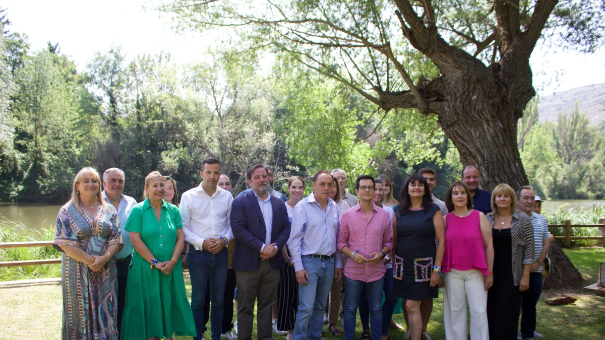 Candidatos del PP en este 23J junto al Duero, acompañados de representantes instituciones.
