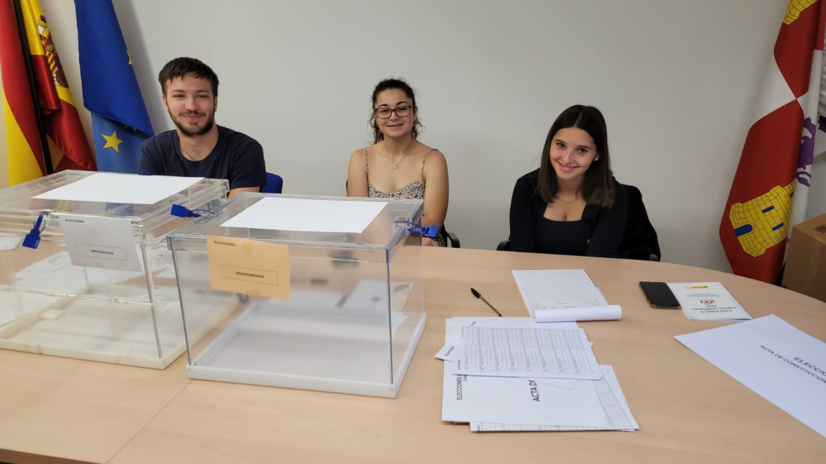 Mesa electoral de Montejo de Tiermes, la más joven de la provincia con 20, 24 y 20 años tras las urnas.