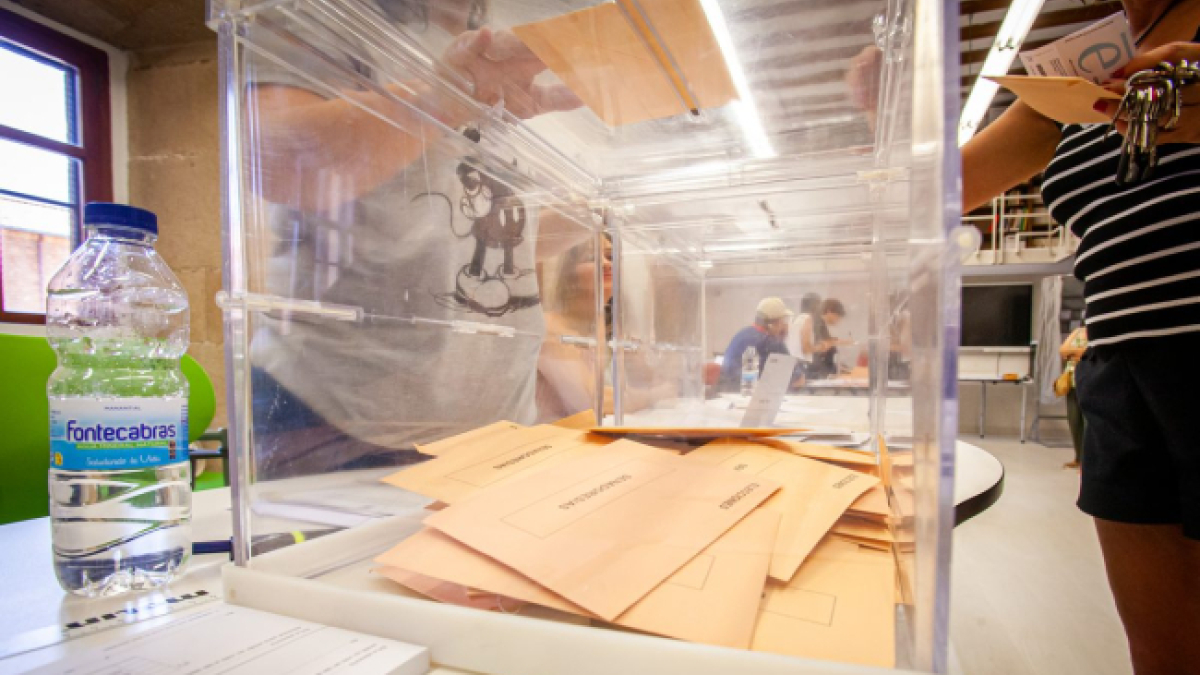 Urna en un colegio electoral esta mañana.