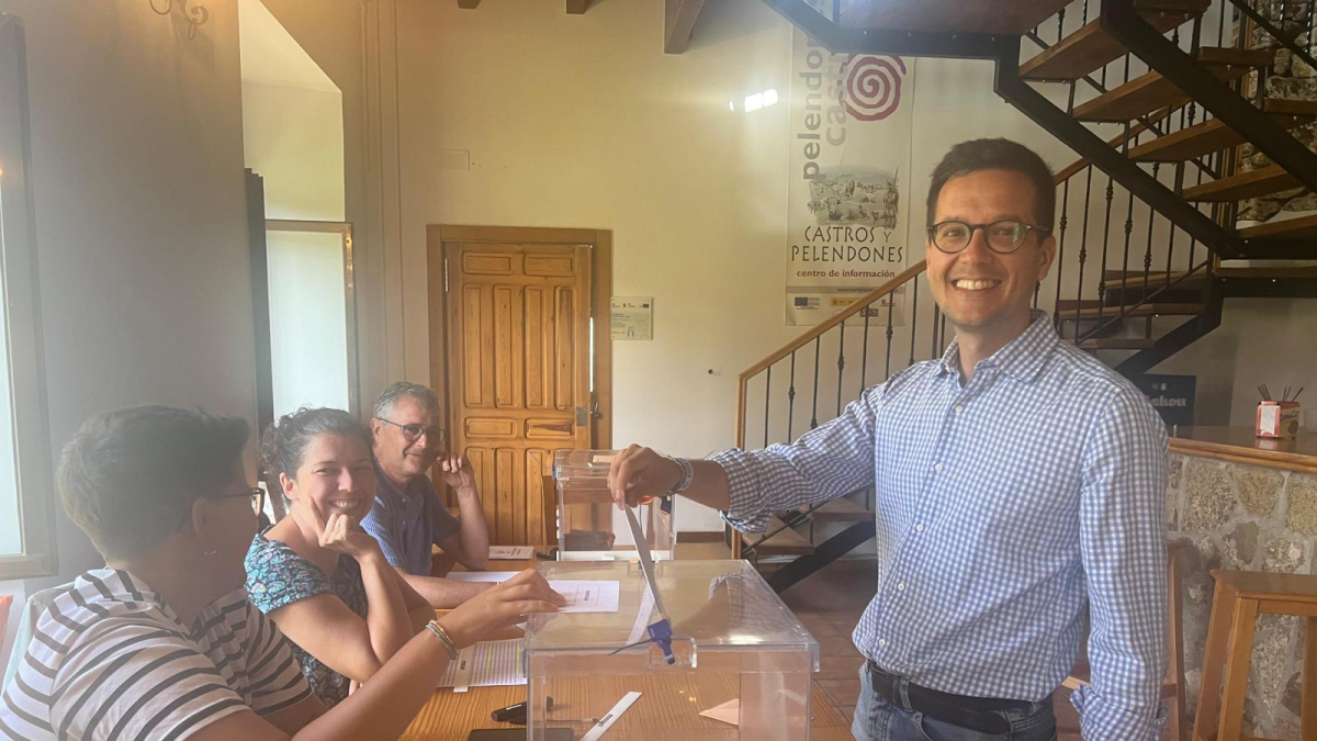 Tomás Cabezón, candidato al Congreso por el PP de Soria, vota en Castilfrío de la Sierra.