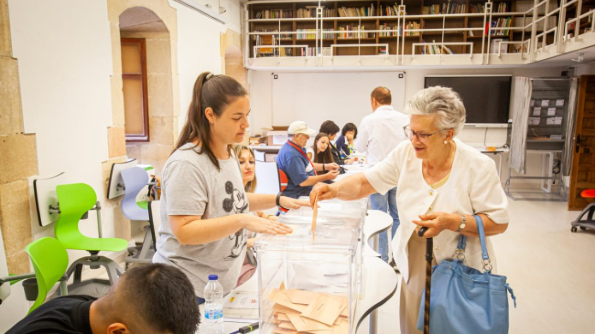 Señora votando esa mañana en un colegio de la capital soriana.