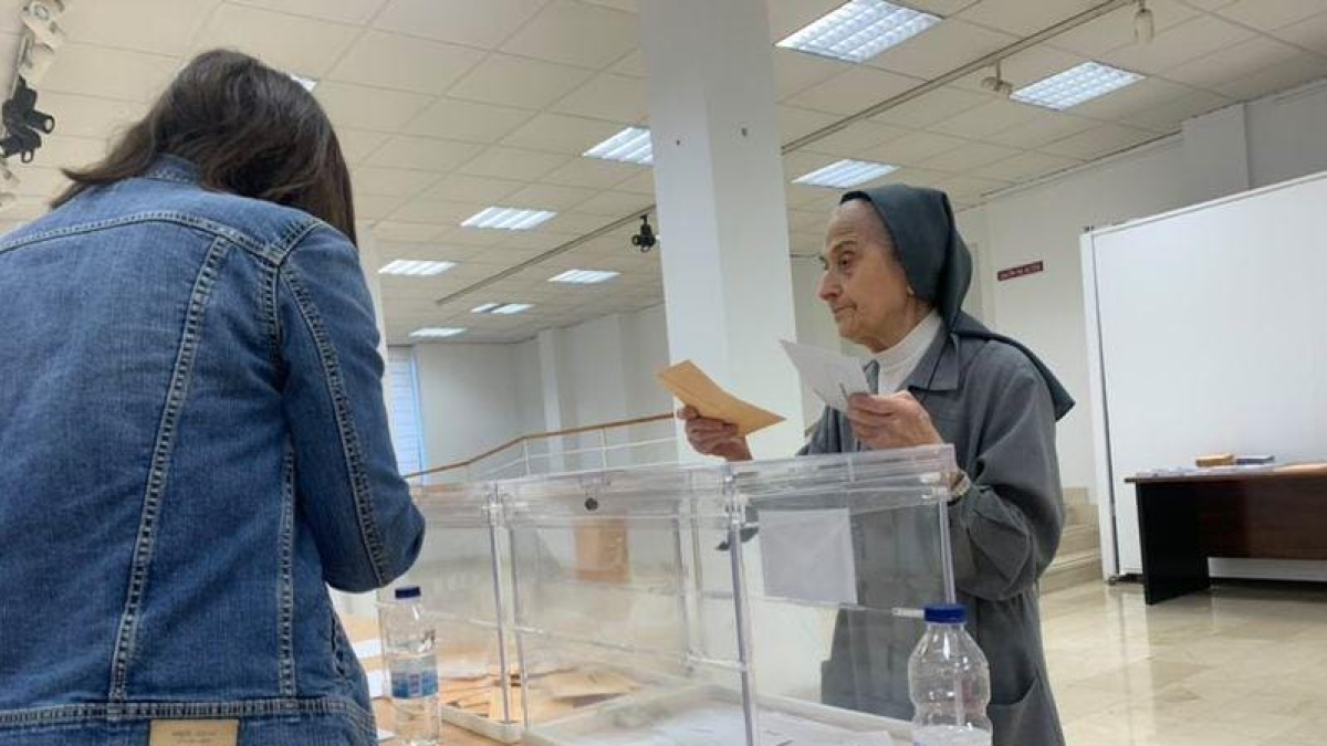 Una monja votando en la capital este 23J.