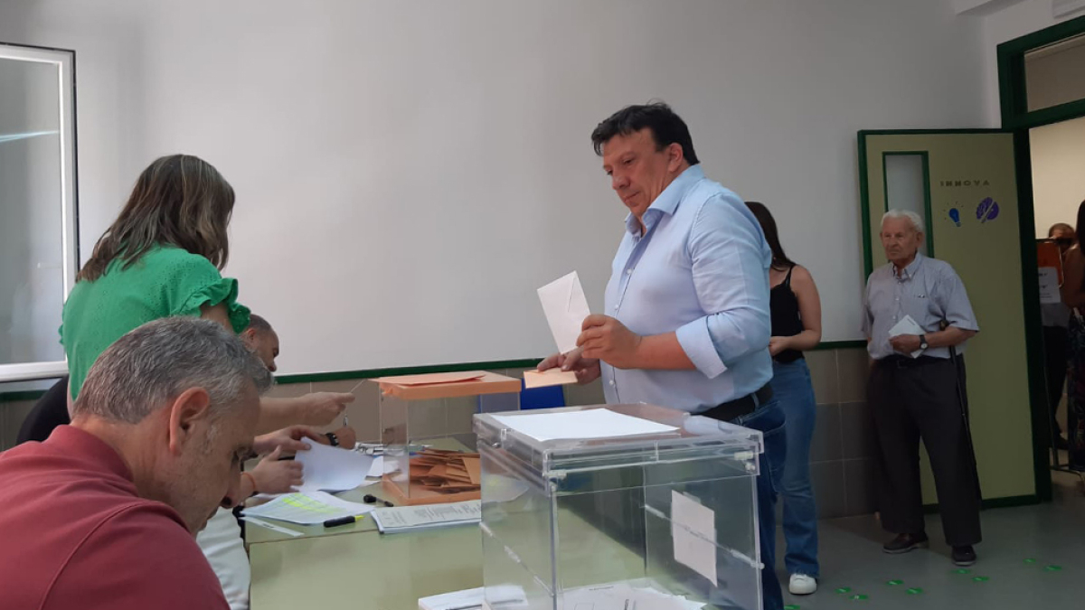 Jesús Cedazo vota en Almazán