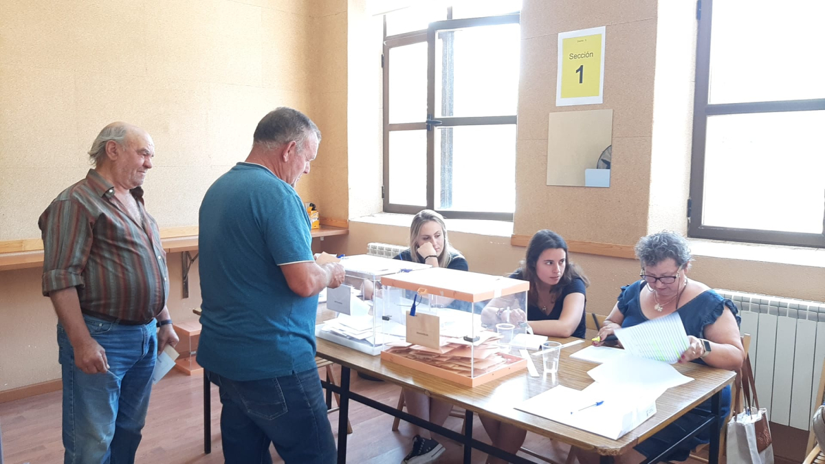 Votantes en una mesa electoral de San Esteban.