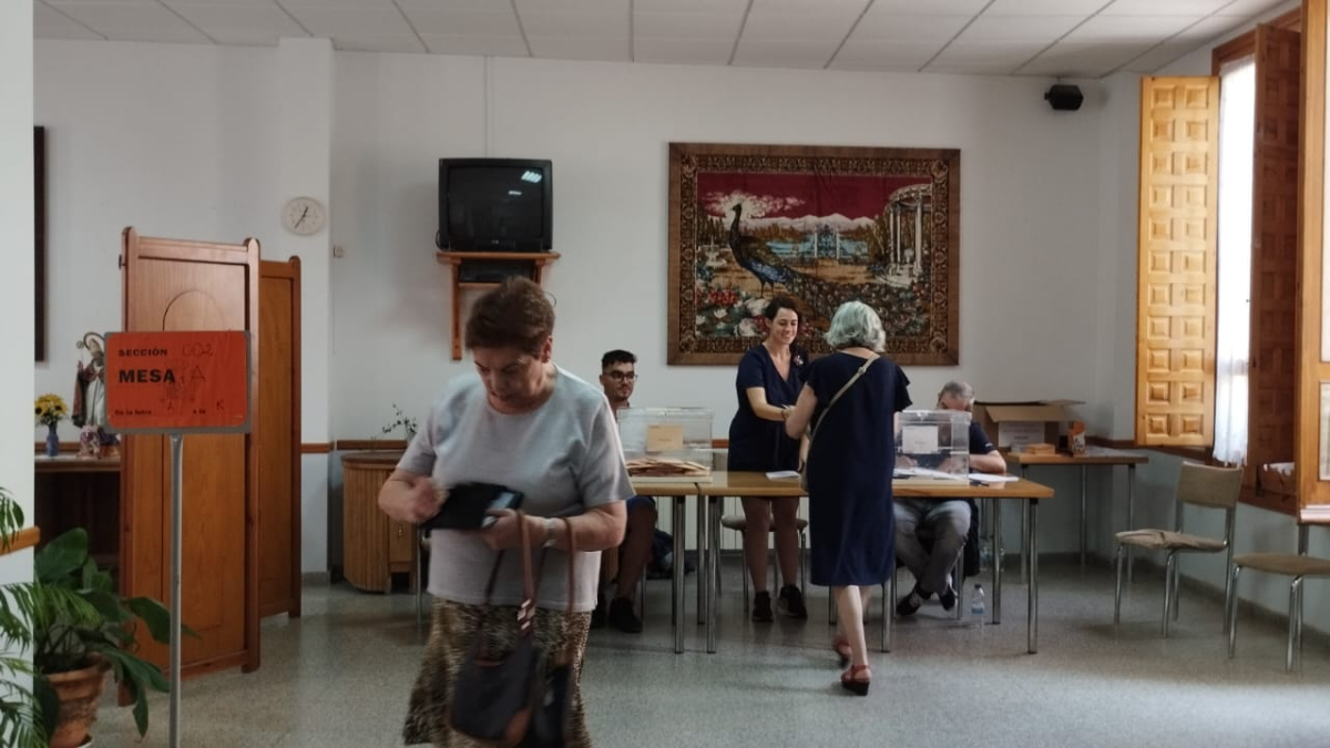 Electores en un colegio de El Burgo de Osma el domingo 23J.