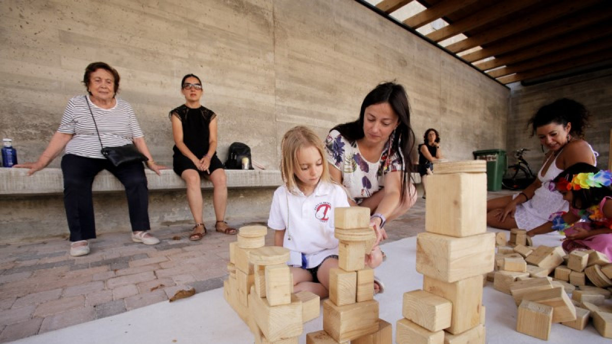 La plaza de España de Osma se ha convertido estos días de fiesta en un espacio para compartir juegos.