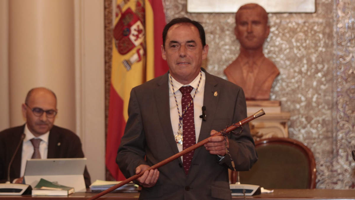 Benito Serrano con el bastón de mando.