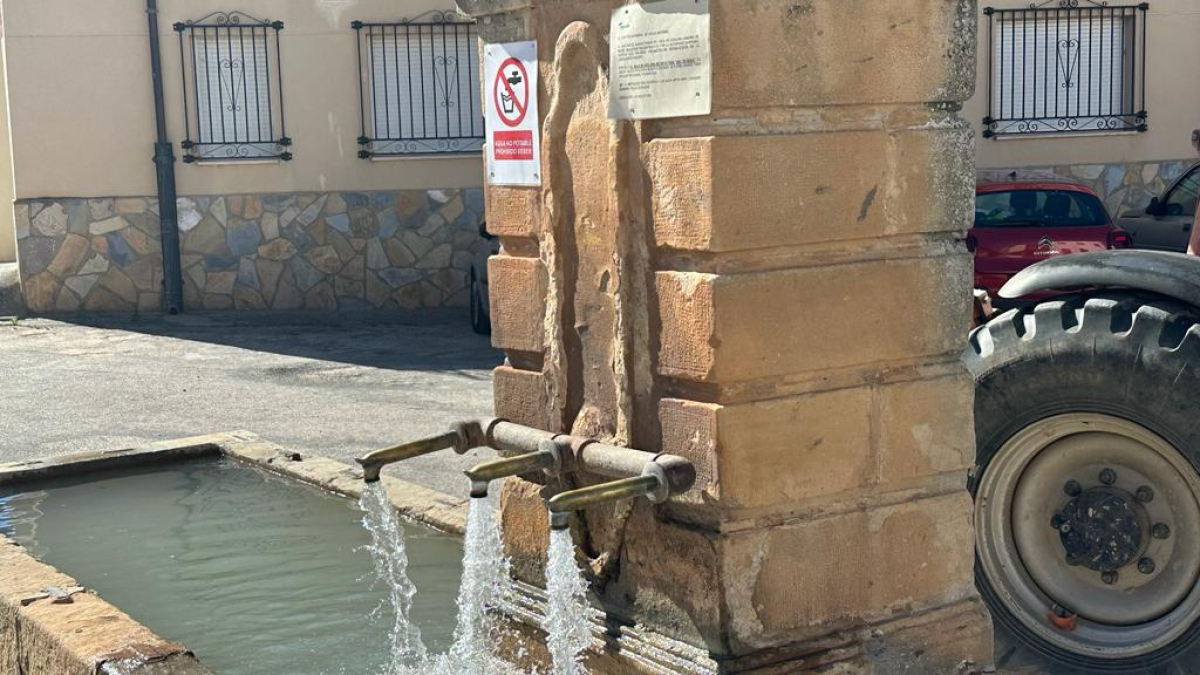 Fuente NO POTABLE de Vildé, ahora aliviadero para la captación con problemas de radiactividad y con una red separada de la de las viviendas.