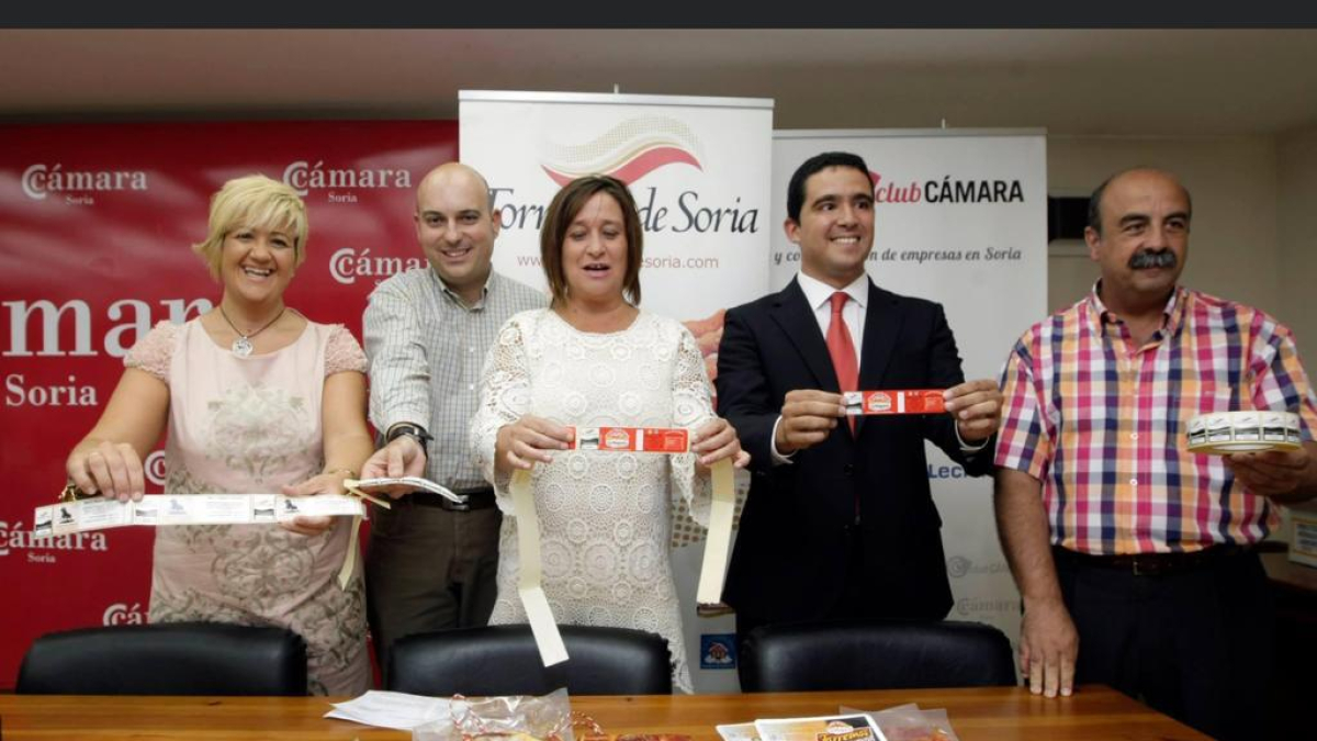 Acto de colocación de la primera etiqueta el 31 de julio de 2013