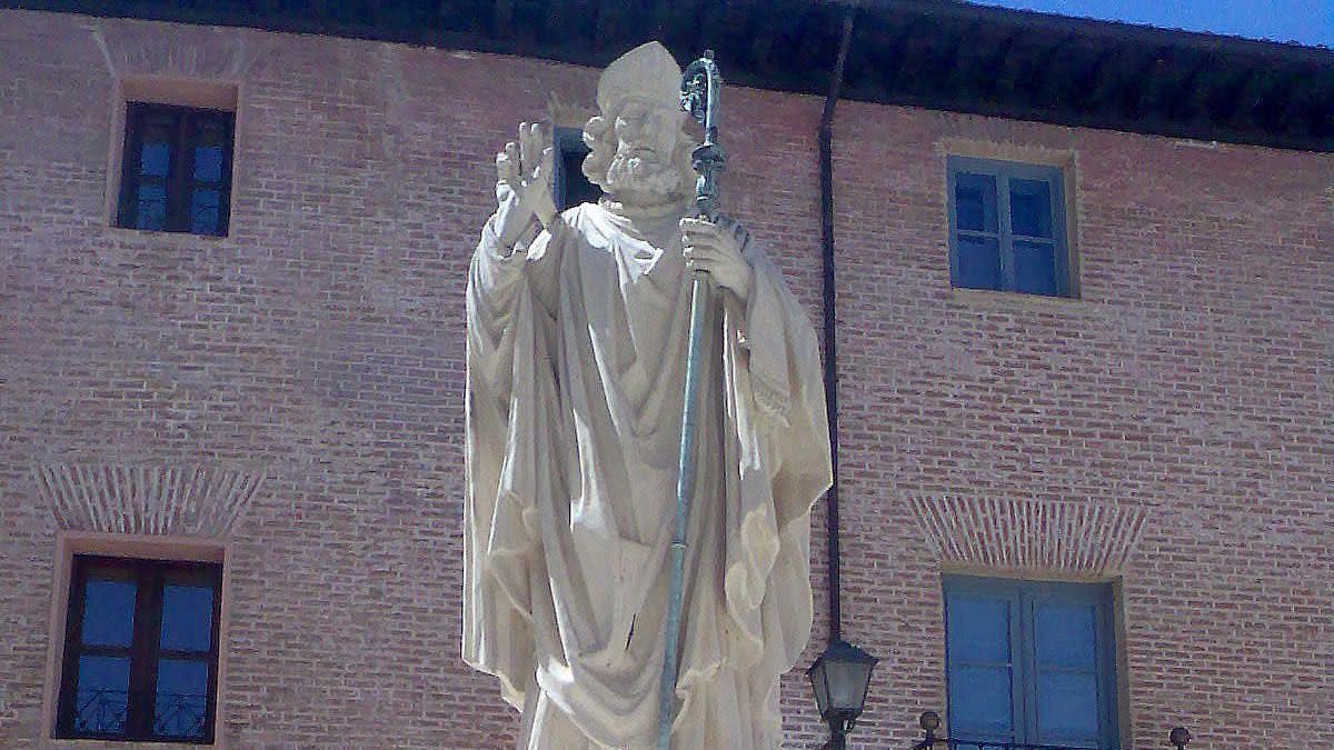 Estatua de San Pedro de Osma en El Burgo, erigida en 2001.