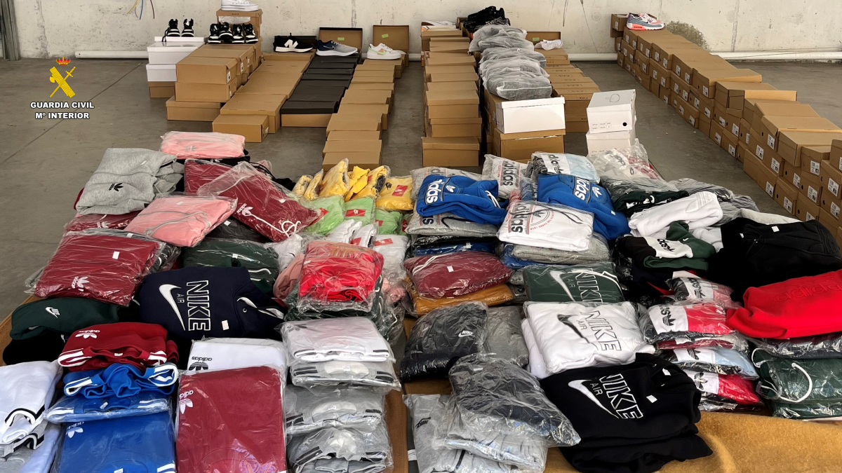 Material intervenido en el mercadillo de San Leonardo de Yagüe.