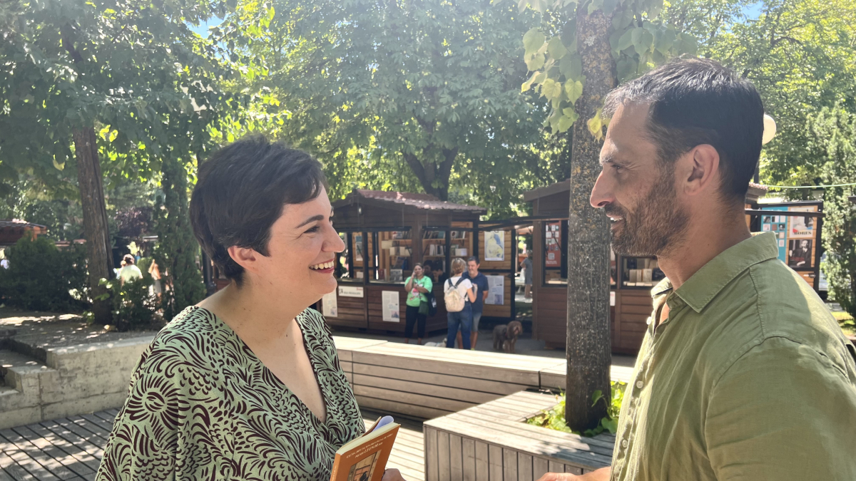 Presentación del poemario Humo de té, con la autora, Verónica Aranda, y el diputado Enrique Rubio.