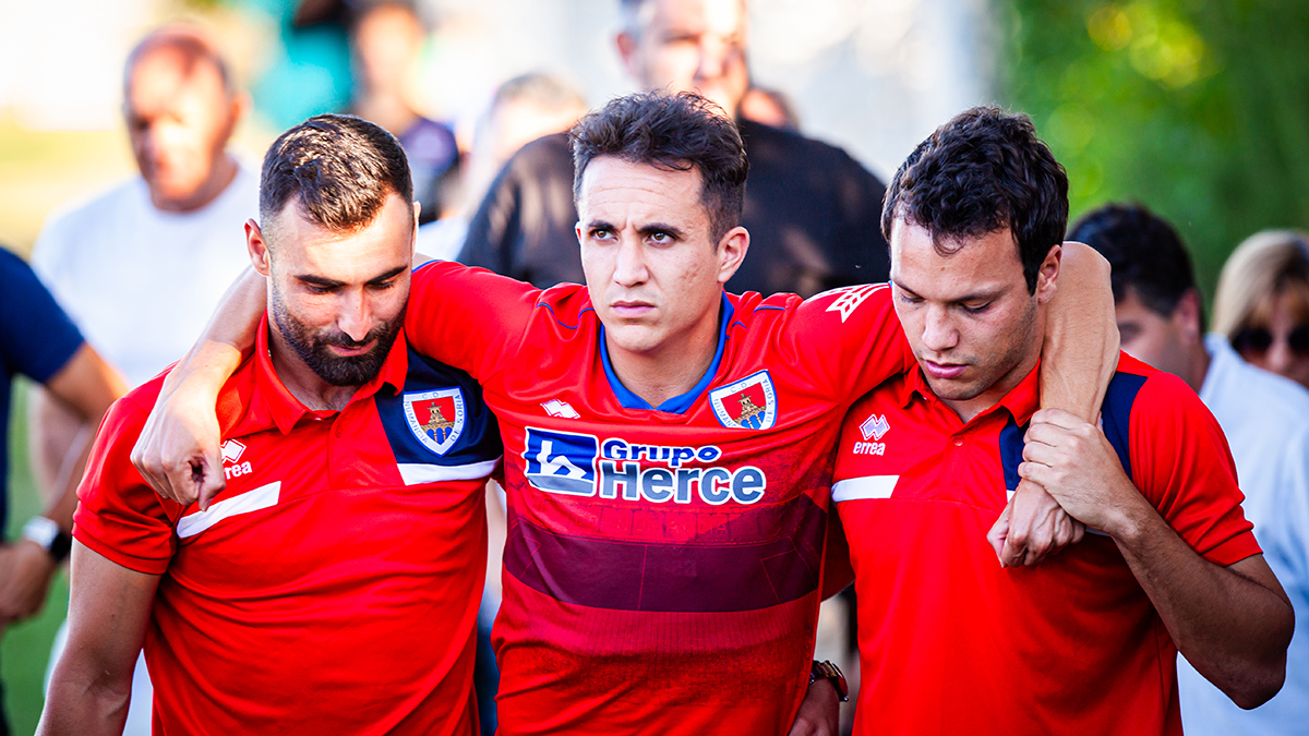 Soler se retira de El Cántaro ayudado por Lupu y De Frutos.