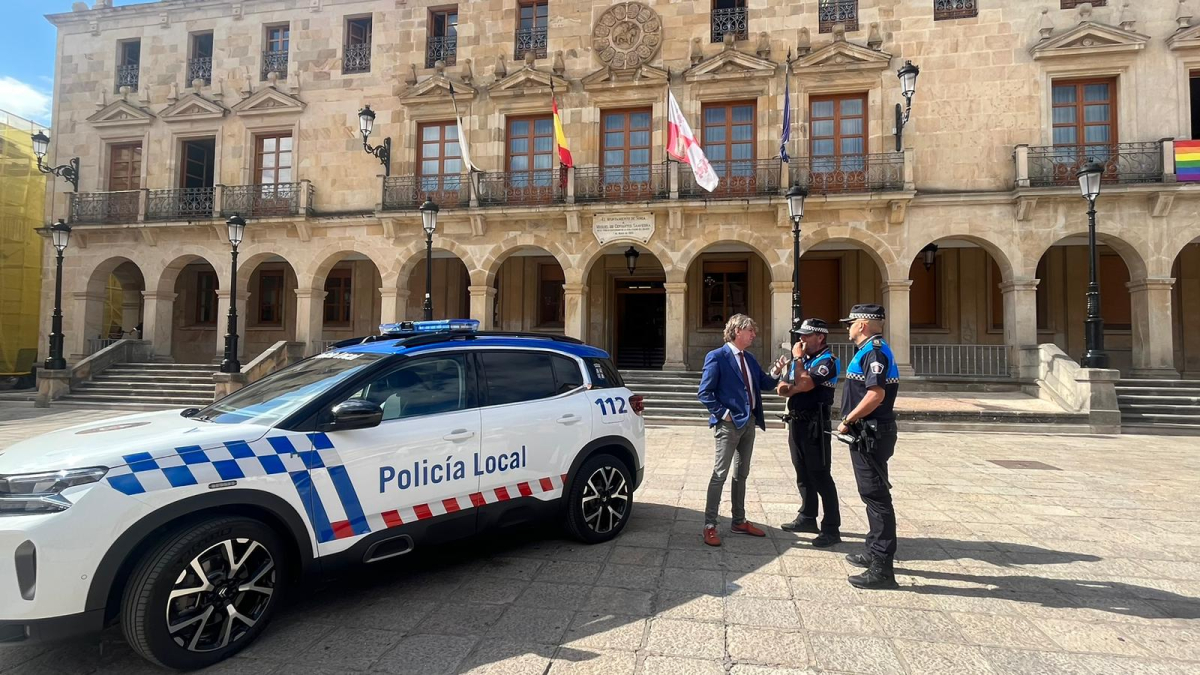 Presentación del nuevo coche híbrido de la Policía Local de Soria.