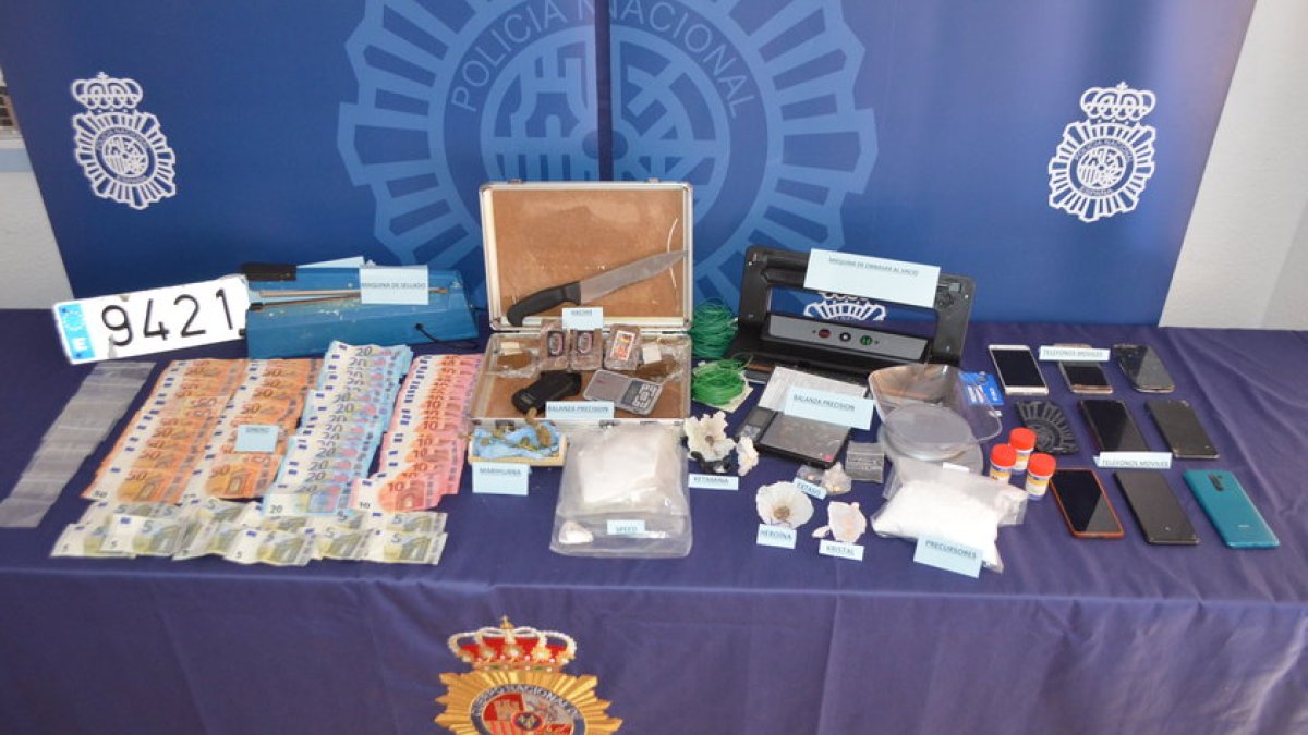 Objetos y dinero aprehendido por la Policía Nacional tras la detención de 3 personas por tráfico de drogas.