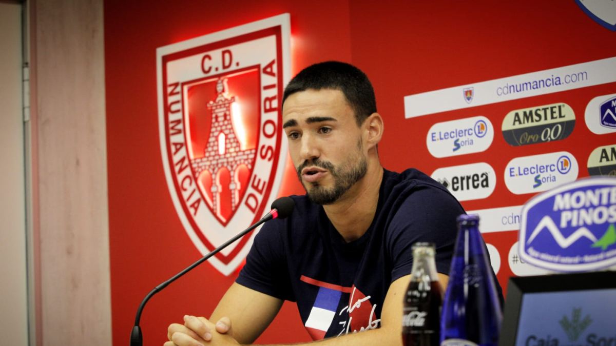 Íñigo Zubiri en el momento de ser presentado como futbolista del Numancia.