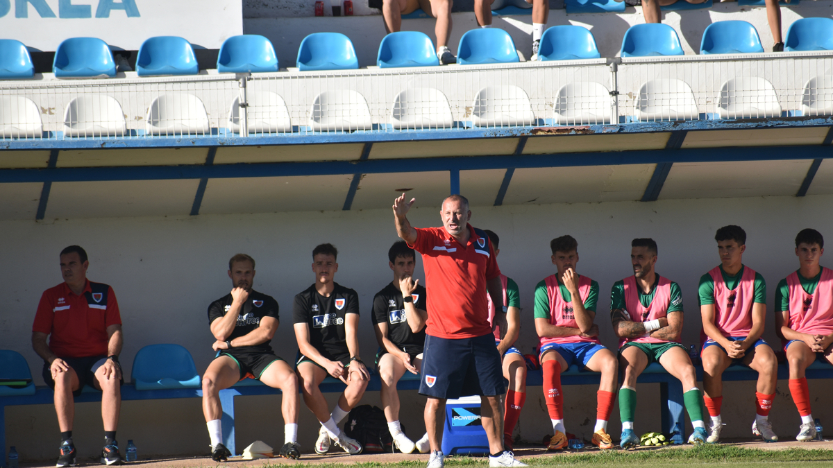 Javi Moreno en el banquillo de Piedrabuena de Brea de Aragón.