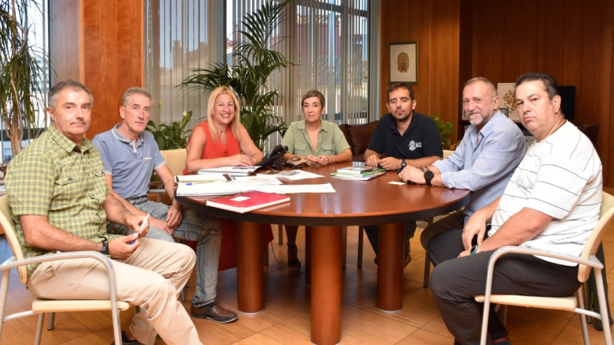 Reunión entre representantes de la Junta de Castilla y León y de la Federación de Deportes de Montaña y Escalada.