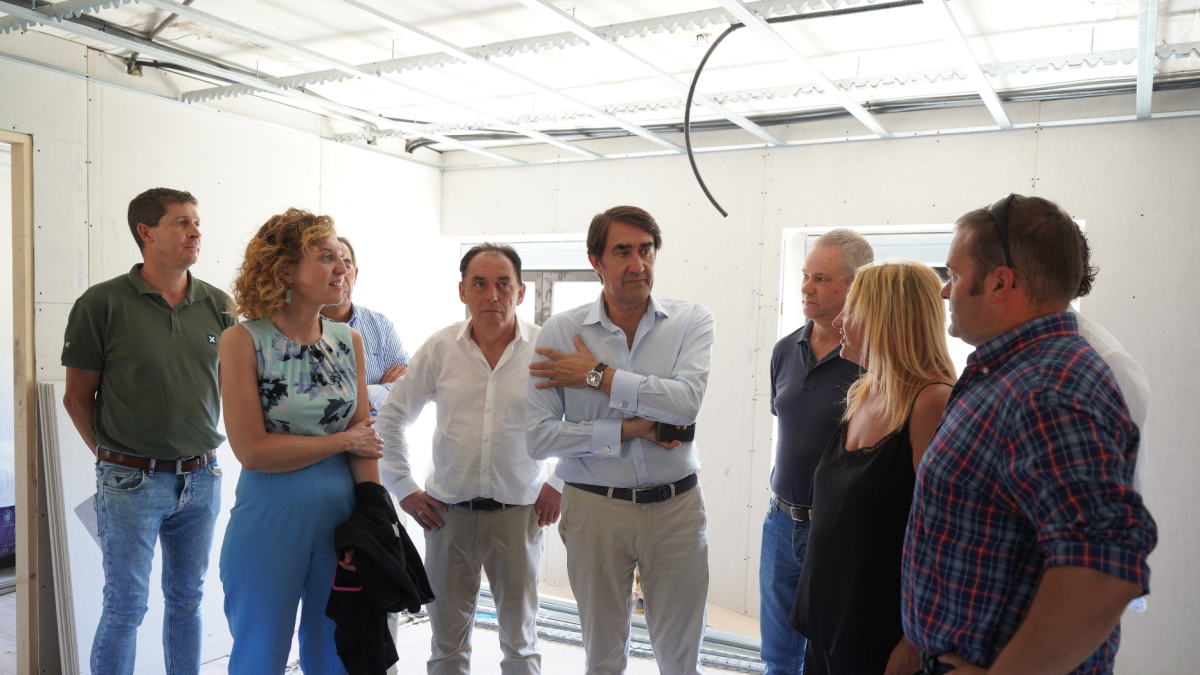 El consejero en las casas que se levantan en Molinos de Duero con Rehabitare.