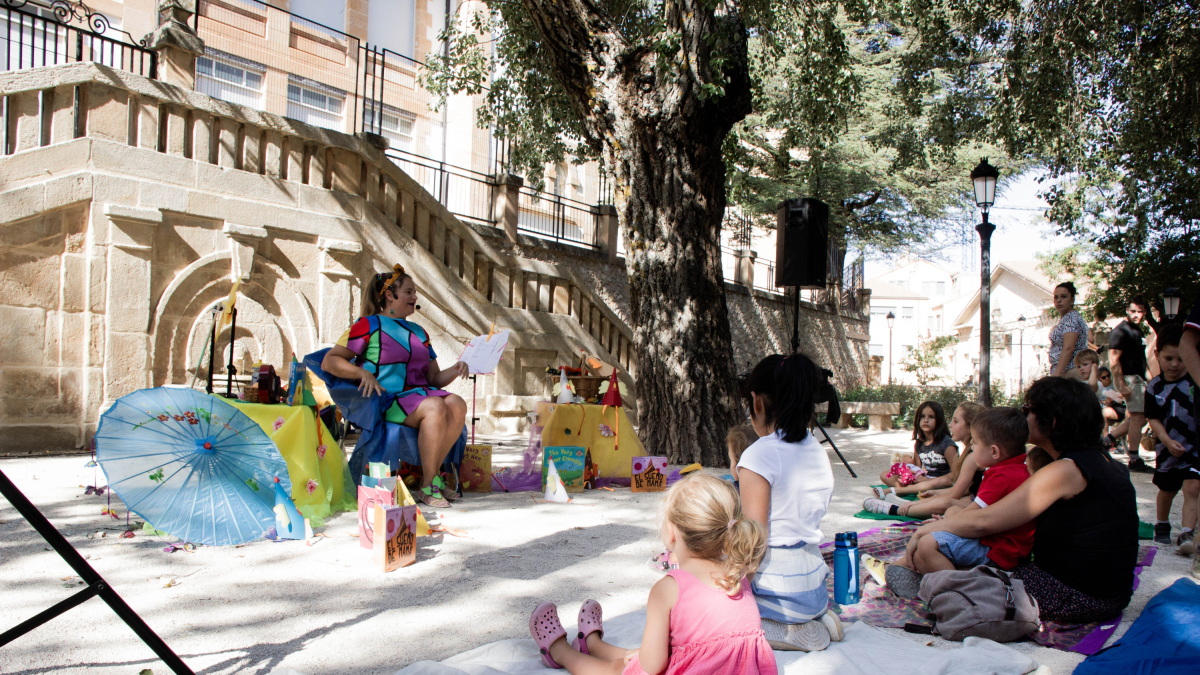 El teatro infantil dio ayer el protagonismo a los más pequeños del barrios.
