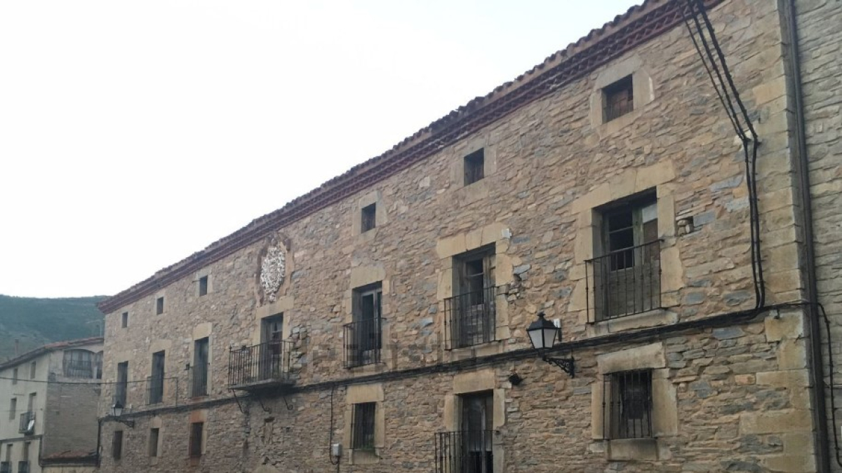 Sobre estas líneas, el Palacio de Yanguas a la venta.