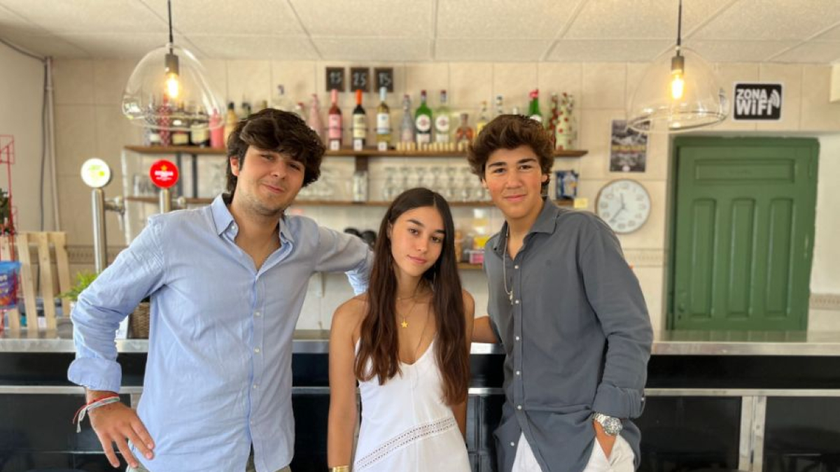 Jóvenes promotores del concierto en Torrearévalo en el bar de Torre.