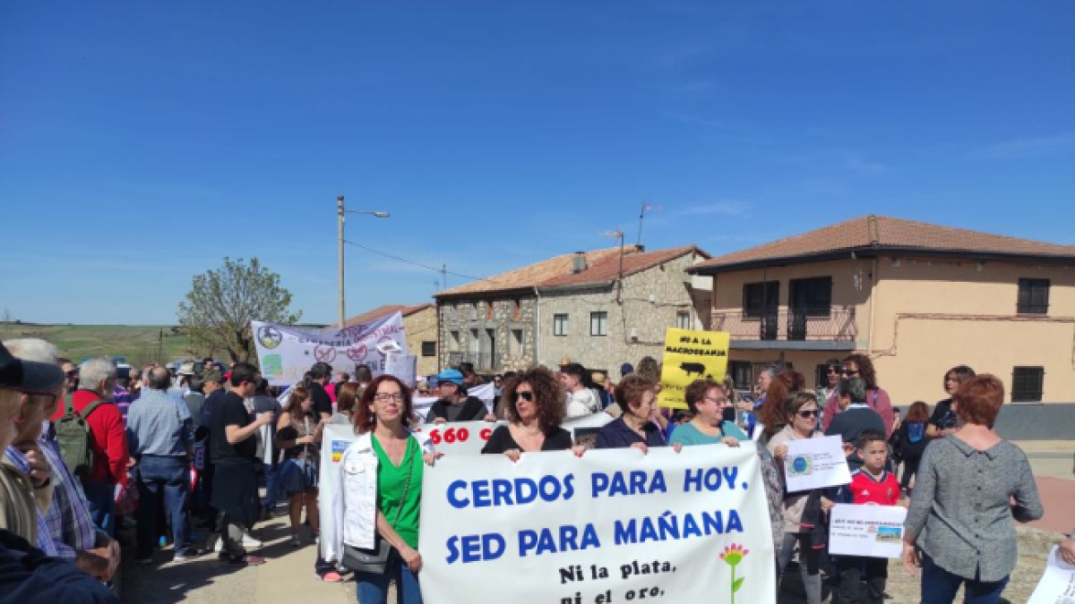 Protesta en Fuentearmegil contra la macrogranja en abril de 2023.